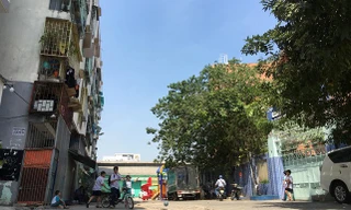 Chung cư 518 Võ Văn Kiệt (trái) nghiêng 45 cm, có nguy cơ đổ sập bất cứ lúc nào.