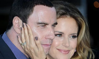 Bị tố là Gay, Travolta 'diễn' cảnh thắm thiết với vợ