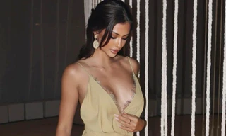 Á hậu Hoàn vũ hớ hênh vòng một 