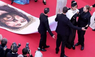 Hoa hậu xô xát với nhân viên khi bị mời rời khỏi thảm đỏ Cannes 