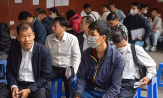 Xếp hàng rồng rắn chờ đổi giấy phép lái xe ở Hà Nội
