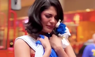 Hoa hậu đẹp nhất thế giới khóc nức nở ở Philippines