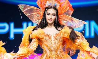 Dàn người đẹp quốc tế diễn trang phục dân tộc dưới mưa lớn