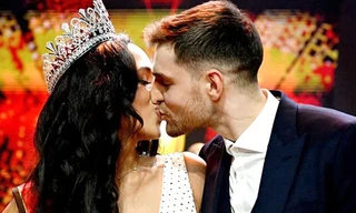 Hoa hậu Bỉ hôn bạn trai trong lúc đăng quang 