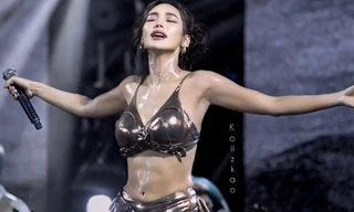 Engfa Wahara mặc mốt áo ngực biểu diễn ở lễ hội té nước