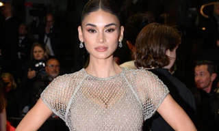 Hoa hậu Hoàn vũ diện váy lưới xuyên thấu ở Cannes