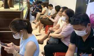 Gần 200 người xếp kín tiệm vàng, người bán muốn 'trao tay' vì sợ chờ lỗ thêm