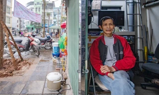 Bố con người Hà Nội sống trong 2 ‘mẩu nhà’ siêu nhỏ thừa lại sau giải tỏa