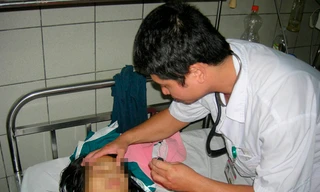 Bác sĩ thăm khám cho bệnh nhi bị ngộ độc chì. Ảnh: Th. Hà