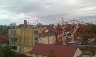 Tháp truyền hình Nam Định bị bão bẻ gãy Ảnh: Minh Đức