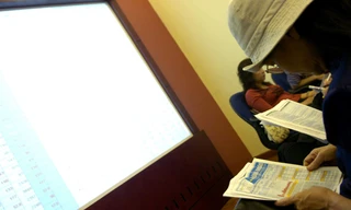 Công ty chứng khoán lãi lớn còn giới đầu tư thì đau đầu vì sự trồi sụt của thị trường. Ảnh: Như Ý