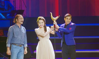 Vợ chồng Đoàn Thúy Trang- Phạm Thanh Hà nhận giải Bài hát của năm. ảnh: Thu Hằng