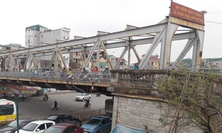 Trăm kiểu xà xẻo gầm cầu Long Biên. Ảnh: Trọng Đảng