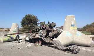 Xe tăng quân đội Ukraine bị phe ly khai miền Đông bắn cháy. Ảnh: Getty Images