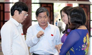 Đại biểu Quốc hội trao đổi bên hành lang kỳ họp. Ảnh: Hồng Vĩnh