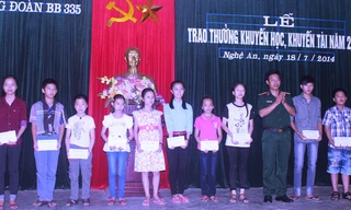 Lãnh đạo, chỉ huy Trung đoàn 335 trao thưởng cho các cháu đạt thành tích cao năm học 2013 -2014