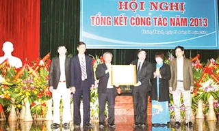 Ban lãnh đạo Vicem Hoàng Thạch nhận bằng khen của Chính phủ