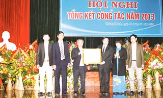 Ban lãnh đạo Vicem Hoàng Thạch nhận bằng khen của Chính phủ
