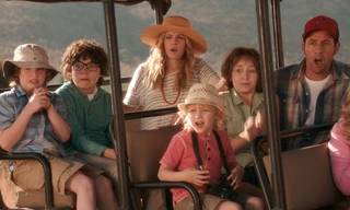 Cảnh hai ông bố bà mẹ đơn thân đưa con đi chơi ở châu Phi trong phim