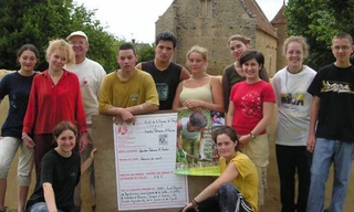 Các bạn trẻ lao động và vui chơi trong chương trình phục dựng di sản