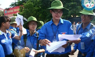 Bùi Văn Lâm (thứ 2, từ phải sang) đang tư vấn cho các thí sinh