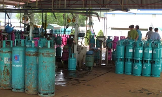 Thanh tra Sở Khoa học và công nghệ phát hiện hành vi sang chiết gas không đủ khối lượng theo quy định tại 1 công ty thuộc khu công nghiệp Cái Lân - TP Hạ Long. Ảnh: Ngọc Châu.