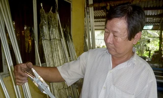 Ông Lê Phước Lộc bên chiếc kéo đa năng