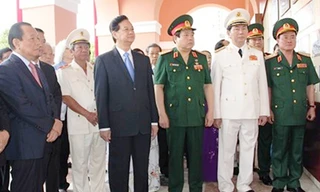 Thủ tướng Nguyễn Tấn Dũng dâng hương tại Bảo tàng Hồ Chí Minh