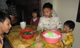 Bữa cơm của những đứa trẻ bơ vơ tại trung tâm. ẢNh: N.H