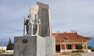 Tượng Đội Hoàng Sa kiêm quản Bắc Hải và Nhà trưng bày tại xã An Hải, huyện đảo Lý Sơn.