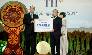 Chủ tịch Ủy ban Trung ương Mặt trận Tổ quốc Việt Nam Nguyễn Thiện Nhân trao tượng trưng 1 triệu ly sữa học đường TH (TH school MILK) cho lãnh đạo Bộ Giáo dục và Đào tạo