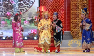 Nghệ sĩ ưu tú Tự Long (thứ 3 từ trái sang) trong vai diễn Táo Giao thông