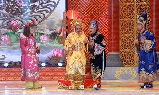 Nghệ sĩ ưu tú Tự Long (thứ 3 từ trái sang) trong vai diễn Táo Giao thông