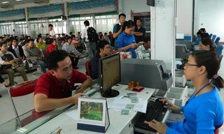 Hành khách mua vé tàu tại ga Sài Gòn. ảnh: LT