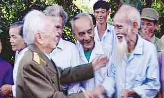 Đại tướng gặp lại bạn cũ đồng niên