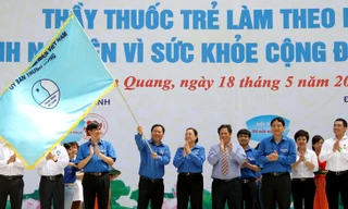  Đồng chí Hà Thị Khiết và anh Nguyễn Đắc Vinh trao cờ xuất quân cho ban chỉ huy Ngày hội. ảnh: Mai Xuân Tùng