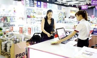 Khách hàng đang thanh toán tiền tại một gian hàng trong trung tâm thương mại Royal City. Ảnh: Như ý