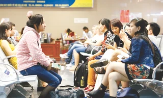 Hành khách bị chậm, hủy chuyến bay phải ngồi chờ ở sân bay Nội Bài-Hà Nội. Ảnh: Ngọc Châu