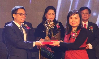 Phó Thủ tướng Vũ Đức Đam trao giải Chất lượng Vàng Quốc gia 2013 cho Bà Phạm Thị Trung Hà - Phó Tổng Giám đốc Ngân hàng TMCP Quân đội