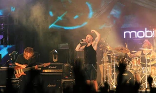 Khán giả nhiệt tình cổ vũ Andromeda dù không thể hát theo. Ảnh: N.M.Hà