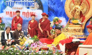 Đức Pháp Vương giao lưu tại Văn Miếu Quốc Tử Giám. Ảnh: N.M.Hà