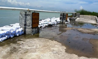 Đập tràn hồ xỉ thải nơi bờ bao cát bị phá dỡ