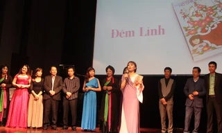 Vi Thùy Linh và các nghệ sĩ tại buổi trình diễn. Ảnh: N.M.Hà