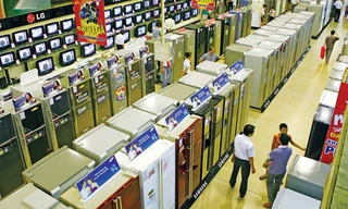 Người dân cắt giảm mua sắm đến mức tối đa, đặc biệt đối với các mặt hàng không thiết yếu như điện tử, điện lạnh... Ảnh: hồng vĩnh