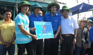 Thành Đoàn và Đoàn khối Doanh nghiệp tỉnh trao tặng 30 triệu đồng cho câu lạc bộ “ngư dân trẻ bám biển”. Ảnh: Phạm Nhài