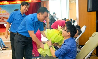 Thường trực Đoàn khối Doanh nghiệp T.Ư tặng hoa động viên đoàn viên hiến máu tình nguyện. ảnh: Dương liên