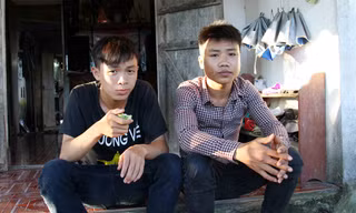 Lộc (trái) tiếp tục đi học còn Hùng đã phải nghỉ do bị tạm giam lâu