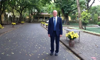 Larry Berman trong vườn nhà tướng Giáp ngày 18/2