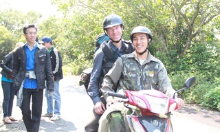 Anh Tuấn hướng dẫn một nghiên cứu sinh người Mỹ tham quan và nghiên cứu tại Sơn Trà