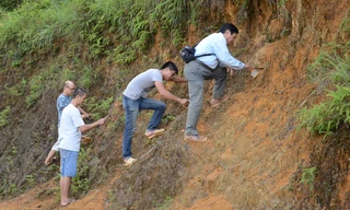 Đoàn cán bộ khảo sát bậc thềm sông cổ tại Yên Minh. Nguồn: Viện khảo cổ học Việt Nam